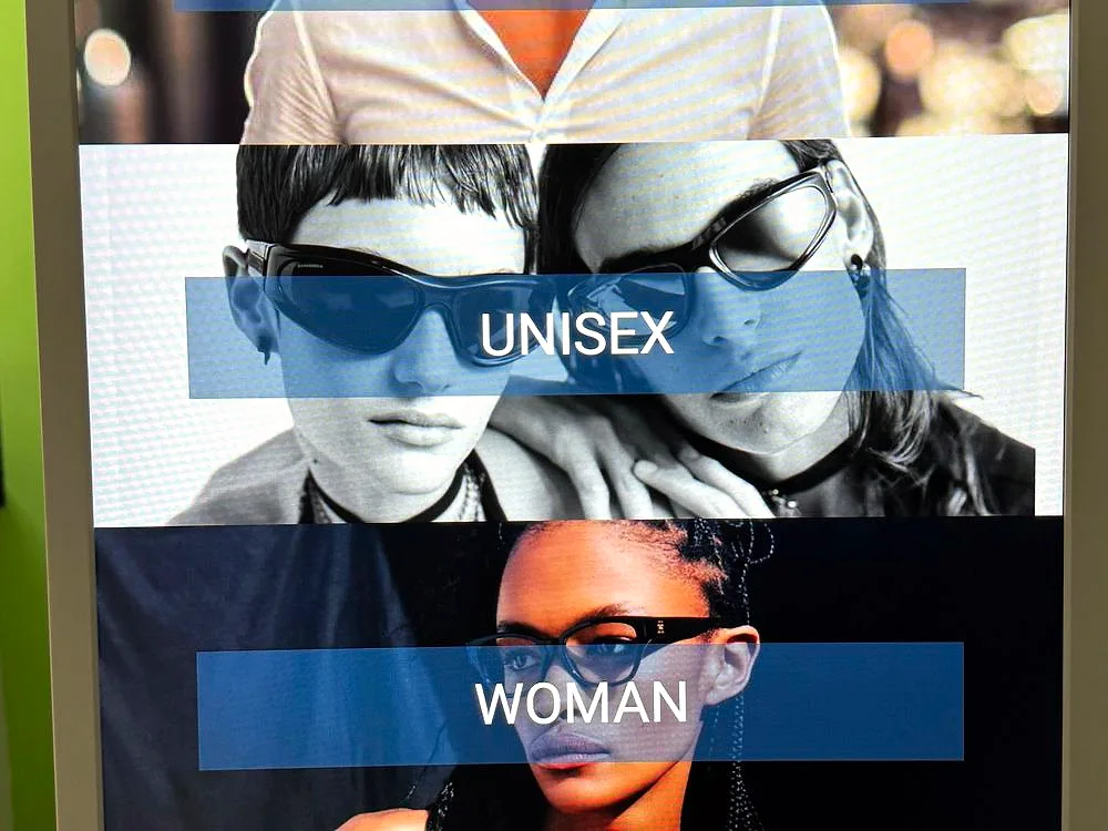 The digital mirror asks who the glasses are for: men, unisex, women, kids.